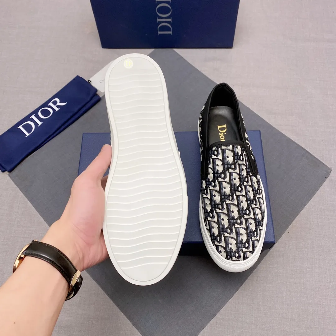 p380, Dior series casual shoes 👟🔥[Dior] Dior's new casual men's shoes are launched in Hong Kong counters. Official website 1:1 production. Original Italian materials. Designed by European and American masters. Perfect shape to create counter quality. Solid color rubber wear-resistant outsole and classic dazzling head! Super versatile and very comfortable. High-end without losing taste, fashionable and novel! ! Absolute focus! Code number: 38-44, three colors available (45 can be customized, cannot be returned or exchanged) No. 005